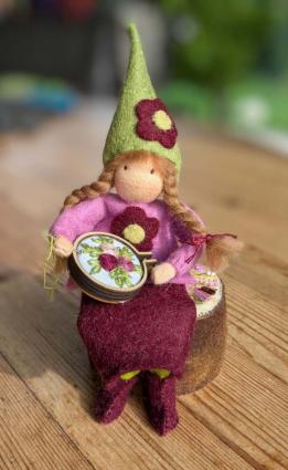 Preview: Stickendes Wichtelmädchen