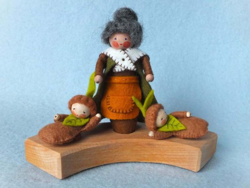 Stecker Mutter Erde und zwei Wurzelkinder